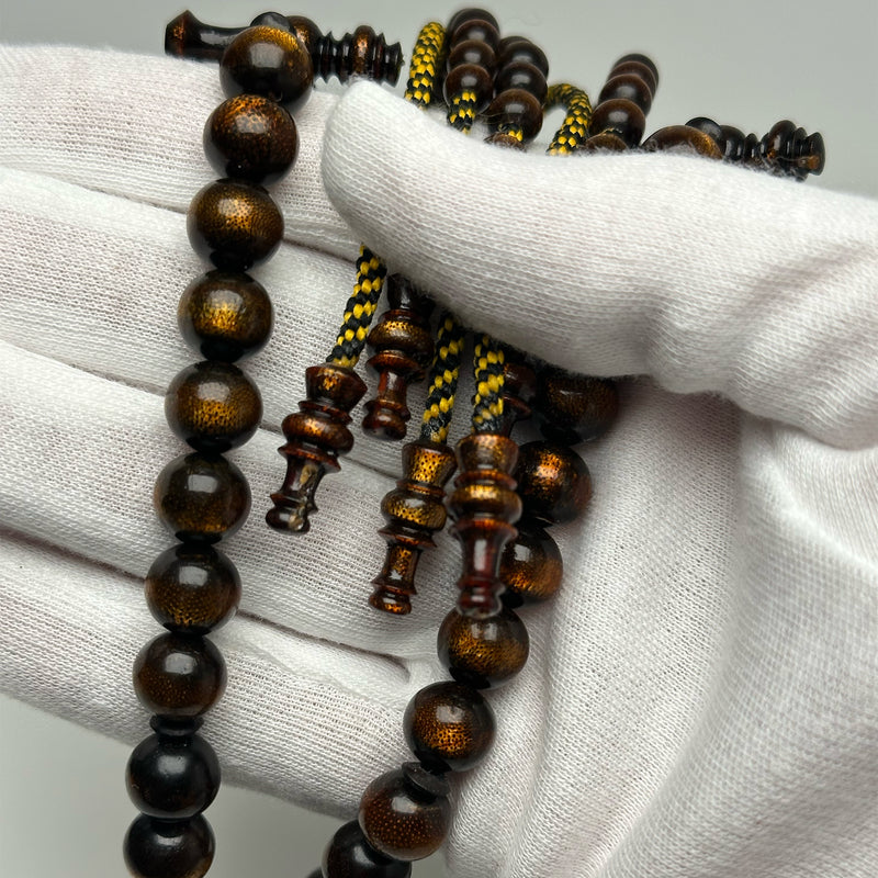 Tasbih Tijani en Yusr Khor 10 mm – Corail Doré, Ficelle Jaune et Noire | Kourous Artisanal